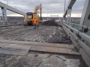 Progression des travaux d’enlèvement de l’asphalte en regardant vers l’est (10 avril)