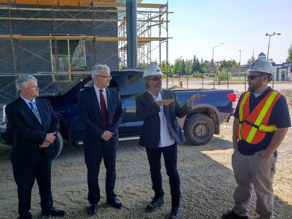 Franco Pastore, directeur de l’architecture chez EPOH, explique les différentes étapes du projet en cours. À droite, Jasper Boychuk, ingénieur de projet.