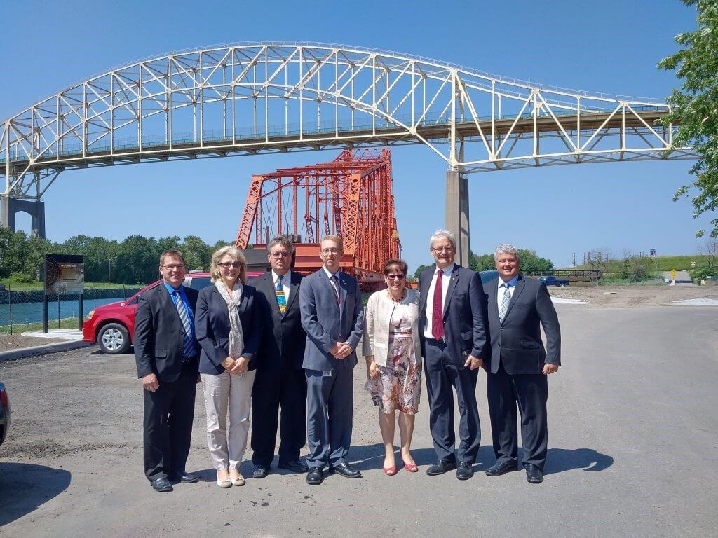 L’honorable Marc Garneau, député, ministre des Transports est entouré (de droite à gauche) de Terry Sheehan, député fédéral de Sault Ste. Marie, Micheline Dubé, présidente et chef de la direction de la SPFL, Peter M. Petainen, directeur général du pont international, Karl Hansen (MDOT), Pascale Daigneault, vice-présidente du Conseil d’administration et Rick Talvitie, directeur du Conseil.